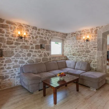 Veronika - Makarska By Guide