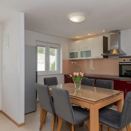 Veronika - Makarska By Guide Villa